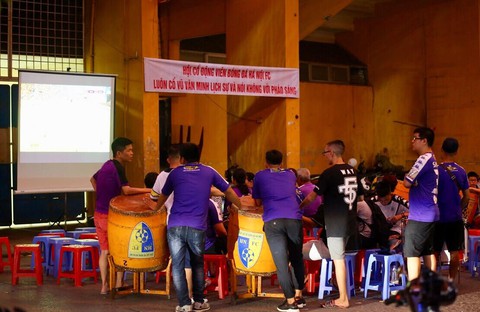 Sân Hàng Đẫy không bóng người, CĐV Hà Nội tiếp sức bên ngoài khán đài B - Ảnh 2. Sân Hàng Đẫy không bóng người, CĐV Hà Nội tiếp sức bên ngoài khán đài B - Ảnh 2.