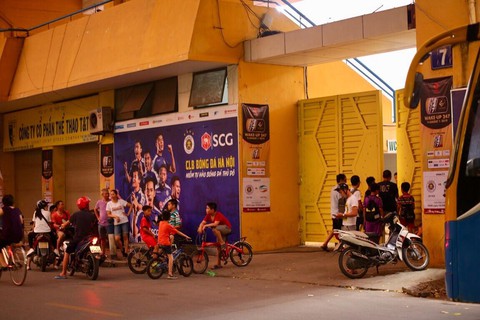 Sân Hàng Đẫy không bóng người, CĐV Hà Nội tiếp sức bên ngoài khán đài B - Ảnh 6. Sân Hàng Đẫy không bóng người, CĐV Hà Nội tiếp sức bên ngoài khán đài B - Ảnh 6.