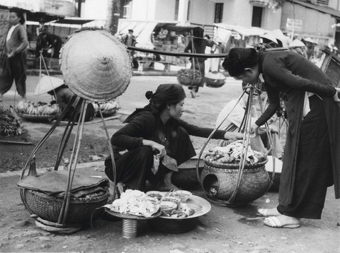 Xem bộ ảnh quý, nghe tiếng rao của những gánh hàng rong Hà Nội xưa - Ảnh 13. Xem bộ ảnh quý, nghe tiếng rao của những gánh hàng rong Hà Nội xưa - Ảnh 13.