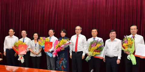 TP.HCM trao quyết định cho 5 thành ủy viên - Ảnh 1. TP.HCM trao quyết định cho 5 thành ủy viên - Ảnh 1.