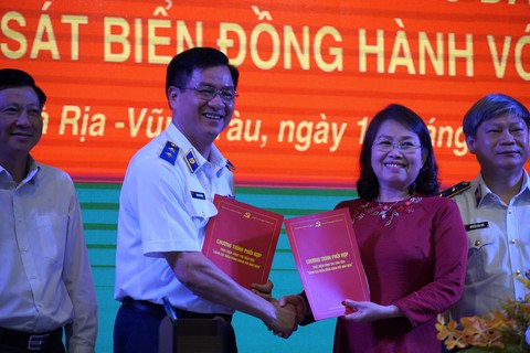 Sẵn sàng bảo vệ ngư dân khi bị tàu lạ đâm va, lấy ngư cụ - Ảnh 1. Sẵn sàng bảo vệ ngư dân khi bị tàu lạ đâm va, lấy ngư cụ - Ảnh 1.