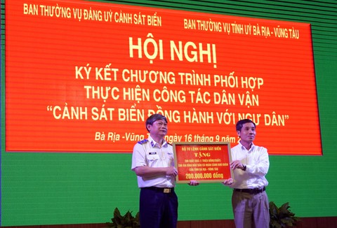 Sẵn sàng bảo vệ ngư dân khi bị tàu lạ đâm va, lấy ngư cụ - Ảnh 2. Sẵn sàng bảo vệ ngư dân khi bị tàu lạ đâm va, lấy ngư cụ - Ảnh 2.