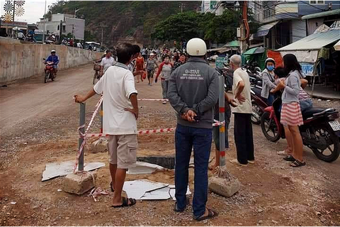 Cháu bé 4 tuổi rơi xuống miệng cống không nắp che trong công trình - Ảnh 1. Cháu bé 4 tuổi rơi xuống miệng cống không nắp che trong công trình - Ảnh 1.