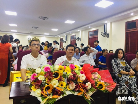 Sở GD-ĐT Nghệ An tặng giấy khen cho ‘nhà leo núi’ Thế Trung - Ảnh 1.