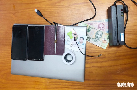 Bắt nhóm nghi phạm người Trung Quốc làm giả hàng trăm thẻ ATM - Ảnh 2. Bắt nhóm nghi phạm người Trung Quốc làm giả hàng trăm thẻ ATM - Ảnh 2.