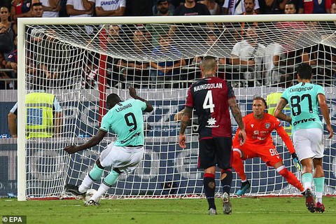Bình luận viên mất việc vì câu nói: Bạn phải đưa Lukaku 10 trái chuối để ăn nếu không thì... - Ảnh 2. Bình luận viên mất việc vì câu nói: Bạn phải đưa Lukaku 10 trái chuối để ăn nếu không thì... - Ảnh 2.