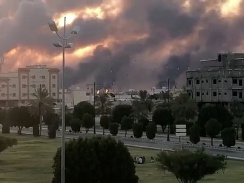 Mỹ: Iran tấn công nhà máy lọc dầu Saudi Arabia với hàng chục tên lửa - Ảnh 1. Mỹ: Iran tấn công nhà máy lọc dầu Saudi Arabia với hàng chục tên lửa - Ảnh 1.