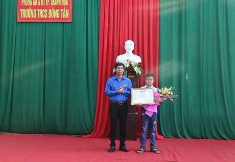 Khen thưởng học sinh lớp 7 nhặt được hơn 70 triệu trả lại người mất - Ảnh 1. Khen thưởng học sinh lớp 7 nhặt được hơn 70 triệu trả lại người mất - Ảnh 1.