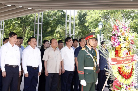 Thủ tướng Nguyễn Xuân Phúc dâng hương tưởng nhớ anh hùng, liệt sĩ tại Thành cổ Quảng Trị - Ảnh 3. Thủ tướng Nguyễn Xuân Phúc dâng hương tưởng nhớ anh hùng, liệt sĩ tại Thành cổ Quảng Trị - Ảnh 3.