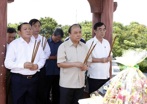 Thủ tướng Nguyễn Xuân Phúc dâng hương tưởng nhớ anh hùng, liệt sĩ tại Thành cổ Quảng Trị - Ảnh 1. Thủ tướng Nguyễn Xuân Phúc dâng hương tưởng nhớ anh hùng, liệt sĩ tại Thành cổ Quảng Trị - Ảnh 1.