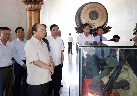Thủ tướng Nguyễn Xuân Phúc dâng hương tưởng nhớ anh hùng, liệt sĩ tại Thành cổ Quảng Trị - Ảnh 2. Thủ tướng Nguyễn Xuân Phúc dâng hương tưởng nhớ anh hùng, liệt sĩ tại Thành cổ Quảng Trị - Ảnh 2.