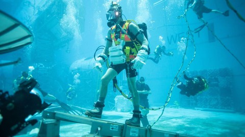 Phi hành gia NASA luyện tập trong bể nước chuẩn bị lên Mặt trăng - Ảnh 1. Phi hành gia NASA luyện tập trong bể nước chuẩn bị lên Mặt trăng - Ảnh 1.