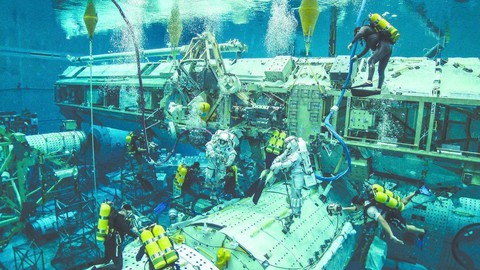 Phi hành gia NASA luyện tập trong bể nước chuẩn bị lên Mặt trăng - Ảnh 2. Phi hành gia NASA luyện tập trong bể nước chuẩn bị lên Mặt trăng - Ảnh 2.