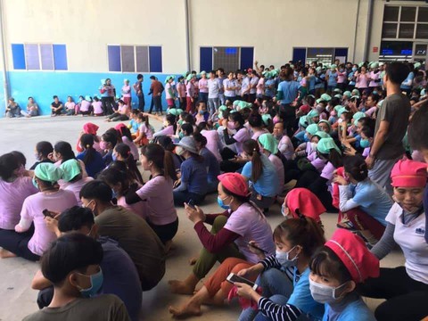 Suất ăn không đảm bảo vệ sinh, hàng nghìn công nhân ngừng việc phản đối - Ảnh 3. Suất ăn không đảm bảo vệ sinh, hàng nghìn công nhân ngừng việc phản đối - Ảnh 3.