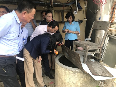 Bộ trưởng Nguyễn Thị Kim Tiến đến nhà dân hướng dẫn cách phòng tránh sốt xuất huyết - Ảnh 3. Bộ trưởng Nguyễn Thị Kim Tiến đến nhà dân hướng dẫn cách phòng tránh sốt xuất huyết - Ảnh 3.