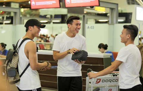 Bố Văn Hậu mắt đỏ hoe trong ngày con trai rời Việt Nam sang Hà Lan chơi bóng - Ảnh 8. Bố Văn Hậu mắt đỏ hoe trong ngày con trai rời Việt Nam sang Hà Lan chơi bóng - Ảnh 8.