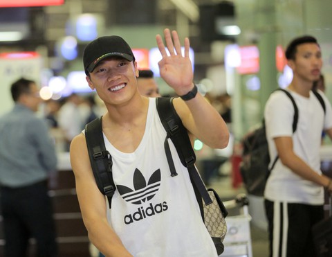 Bố Văn Hậu mắt đỏ hoe trong ngày con trai rời Việt Nam sang Hà Lan chơi bóng - Ảnh 9. Bố Văn Hậu mắt đỏ hoe trong ngày con trai rời Việt Nam sang Hà Lan chơi bóng - Ảnh 9.