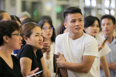 Bố Văn Hậu mắt đỏ hoe trong ngày con trai rời Việt Nam sang Hà Lan chơi bóng - Ảnh 10. Bố Văn Hậu mắt đỏ hoe trong ngày con trai rời Việt Nam sang Hà Lan chơi bóng - Ảnh 10.