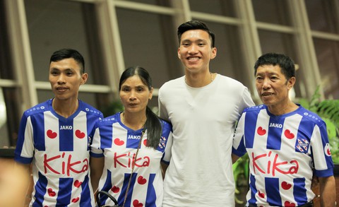 Bố Văn Hậu mắt đỏ hoe trong ngày con trai rời Việt Nam sang Hà Lan chơi bóng - Ảnh 6. Bố Văn Hậu mắt đỏ hoe trong ngày con trai rời Việt Nam sang Hà Lan chơi bóng - Ảnh 6.