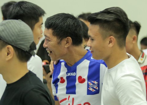 Bố Văn Hậu mắt đỏ hoe trong ngày con trai rời Việt Nam sang Hà Lan chơi bóng - Ảnh 4. Bố Văn Hậu mắt đỏ hoe trong ngày con trai rời Việt Nam sang Hà Lan chơi bóng - Ảnh 4.