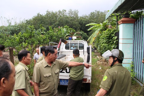 Đưa 4 phụ nữ máu lạnh vụ thi thể trong bêtông ra thực nghiệm hiện trường - Ảnh 4. Đưa 4 phụ nữ máu lạnh vụ thi thể trong bêtông ra thực nghiệm hiện trường - Ảnh 4.