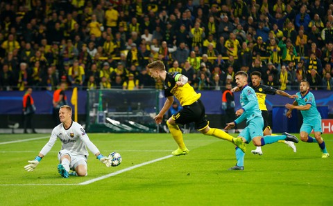 Thủ thành Stegen tỏa sáng, Barca ‘thoát chết’ trước Dortmund - Ảnh 1. Thủ thành Stegen tỏa sáng, Barca ‘thoát chết’ trước Dortmund - Ảnh 1.