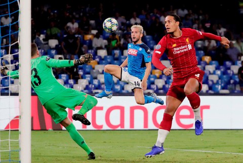 Siêu hậu vệ Van Dijk mắc sai lầm, Liverpool phơi áo trước Napoli - Ảnh 2. Siêu hậu vệ Van Dijk mắc sai lầm, Liverpool phơi áo trước Napoli - Ảnh 2.