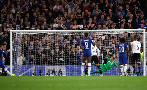 Barkley sút hỏng penalty, Chelsea gục ngã trước Valencia - Ảnh 2. Barkley sút hỏng penalty, Chelsea gục ngã trước Valencia - Ảnh 2.