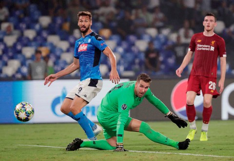 Siêu hậu vệ Van Dijk mắc sai lầm, Liverpool phơi áo trước Napoli - Ảnh 4. Siêu hậu vệ Van Dijk mắc sai lầm, Liverpool phơi áo trước Napoli - Ảnh 4.