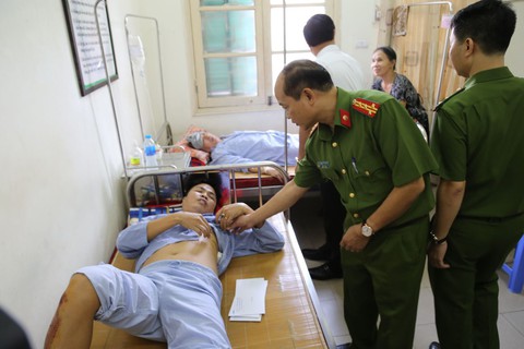 Ngáo đá khống chế vợ con, đâm phó trưởng công an xã bị thương - Ảnh 1. Ngáo đá khống chế vợ con, đâm phó trưởng công an xã bị thương - Ảnh 1.