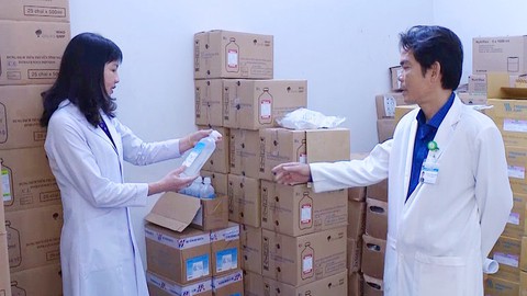 Sốt xuất huyết tăng, bệnh viện kêu thiếu thuốc trị - Ảnh 1. Sốt xuất huyết tăng, bệnh viện kêu thiếu thuốc trị - Ảnh 1.