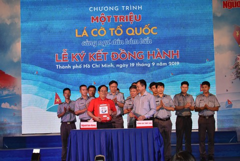 Trao tặng 1 triệu lá cờ Tổ quốc cho ngư dân bám biển - Ảnh 1. Trao tặng 1 triệu lá cờ Tổ quốc cho ngư dân bám biển - Ảnh 1.