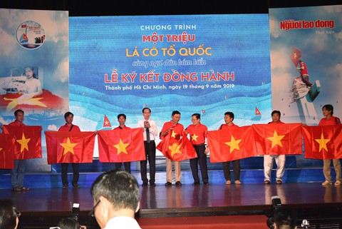 Trao tặng 1 triệu lá cờ Tổ quốc cho ngư dân bám biển - Ảnh 2. Trao tặng 1 triệu lá cờ Tổ quốc cho ngư dân bám biển - Ảnh 2.