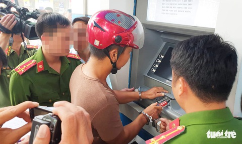 1 phút đánh cắp thông tin thẻ ATM của nhóm người Trung Quốc - Ảnh 3. 1 phút đánh cắp thông tin thẻ ATM của nhóm người Trung Quốc - Ảnh 3.