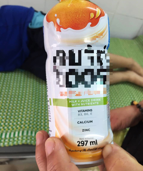 Xác minh chất lạ trong chai sữa uống chung khiến 4 học sinh nhập viện - Ảnh 1. Xác minh chất lạ trong chai sữa uống chung khiến 4 học sinh nhập viện - Ảnh 1.