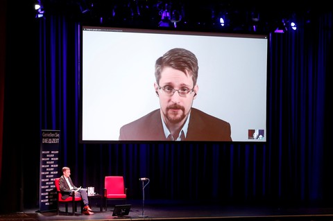 Mỹ kiện đòi tiền nhuận bút viết sách của Edward Snowden - Ảnh 1. Mỹ kiện đòi tiền nhuận bút viết sách của Edward Snowden - Ảnh 1.