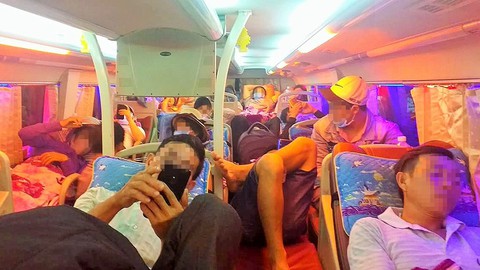 Nhìn cảnh xe nhồi nhét người khin khít, tài xế đau lòng lắm chứ! - Ảnh 1. Nhìn cảnh xe nhồi nhét người khin khít, tài xế đau lòng lắm chứ! - Ảnh 1.