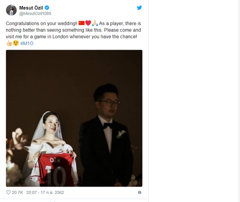 Cô dâu tặng chú rể áo đấu của Ozil trong ngày cưới - Ảnh 1. Cô dâu tặng chú rể áo đấu của Ozil trong ngày cưới - Ảnh 1.