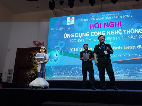 Lần đầu ứng dụng robot hỗ trợ người bệnh và lau dọn vệ sinh - Ảnh 1. Lần đầu ứng dụng robot hỗ trợ người bệnh và lau dọn vệ sinh - Ảnh 1.