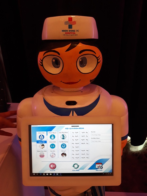 Lần đầu ứng dụng robot hỗ trợ người bệnh và lau dọn vệ sinh - Ảnh 2. Lần đầu ứng dụng robot hỗ trợ người bệnh và lau dọn vệ sinh - Ảnh 2.