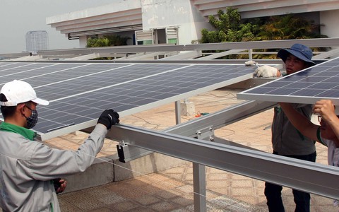 Điện mặt trời áp mái: Đầu tư chựng lại chờ giá mua điện mới - Ảnh 1. Điện mặt trời áp mái: Đầu tư chựng lại chờ giá mua điện mới - Ảnh 1.