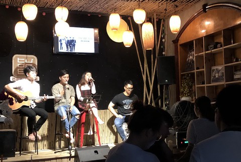 Sống lại trào lưu hát acoustic với nhau - Ảnh 1. Sống lại trào lưu hát acoustic với nhau - Ảnh 1.