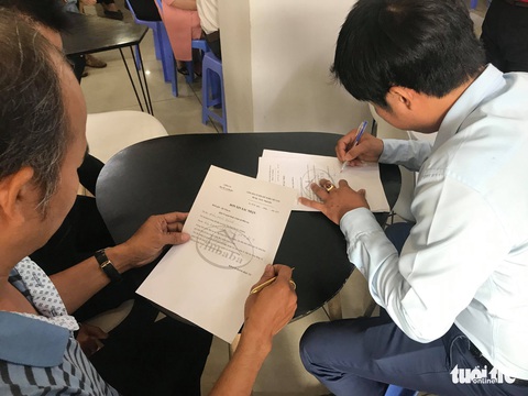 Lo mất tiền, nhiều khách hàng tìm đến trụ sở công ty Alibaba - Ảnh 2. Lo mất tiền, nhiều khách hàng tìm đến trụ sở công ty Alibaba - Ảnh 2.