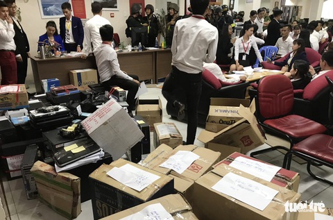 Chủ tịch và giám đốc Alibaba bị bắt, người mua ngồi trên đống lửa - Ảnh 1. Chủ tịch và giám đốc Alibaba bị bắt, người mua ngồi trên đống lửa - Ảnh 1.