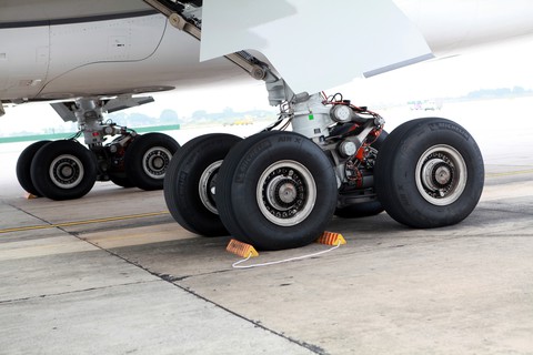 Máy bay bị cắt lốp 115 lần do vật thể lạ, Vietnam Airlines nói vẫn còn ít - Ảnh 1. Máy bay bị cắt lốp 115 lần do vật thể lạ, Vietnam Airlines nói vẫn còn ít - Ảnh 1.