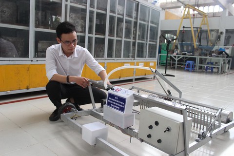 Sinh viên sáng tạo máy gieo hạt bằng giọng nói - Ảnh 1. Sinh viên sáng tạo máy gieo hạt bằng giọng nói - Ảnh 1.