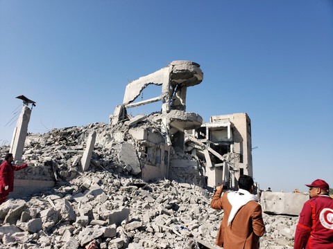 Liên quân chống Houthi không kích trúng nhà tù ở Yemen, 100 người chết - Ảnh 3. Liên quân chống Houthi không kích trúng nhà tù ở Yemen, 100 người chết - Ảnh 3.