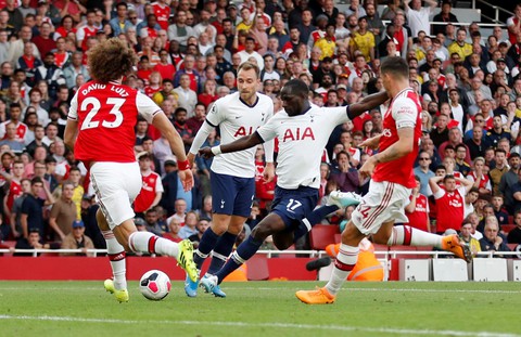 Arsenal hòa Tottenham dù bị đối thủ dẫn trước hai bàn - Ảnh 1. Arsenal hòa Tottenham dù bị đối thủ dẫn trước hai bàn - Ảnh 1.