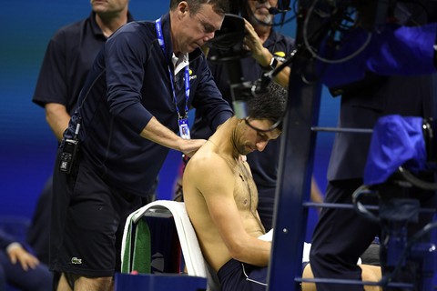 Djokovic bỏ cuộc vì chấn thương, Wawrinka vào tứ kết Mỹ mở rộng - Ảnh 1. Djokovic bỏ cuộc vì chấn thương, Wawrinka vào tứ kết Mỹ mở rộng - Ảnh 1.