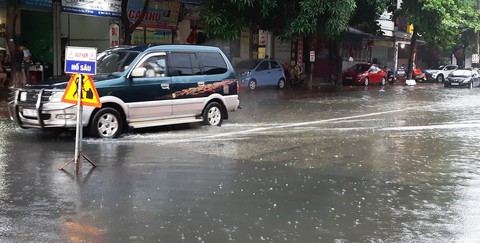 Mưa lớn, nhiều tuyến đường Hà Tĩnh thành sông - Ảnh 3. Mưa lớn, nhiều tuyến đường Hà Tĩnh thành sông - Ảnh 3.